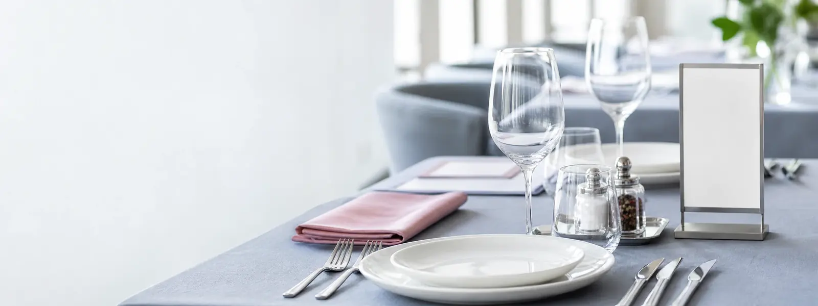 Gedeckter Tisch mit professionellen Serviceartikeln für Catering