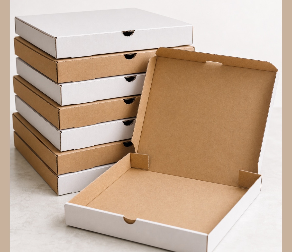Nahaufnahme von gestapelten Pizzakartons für Lieferdienst und Abholung